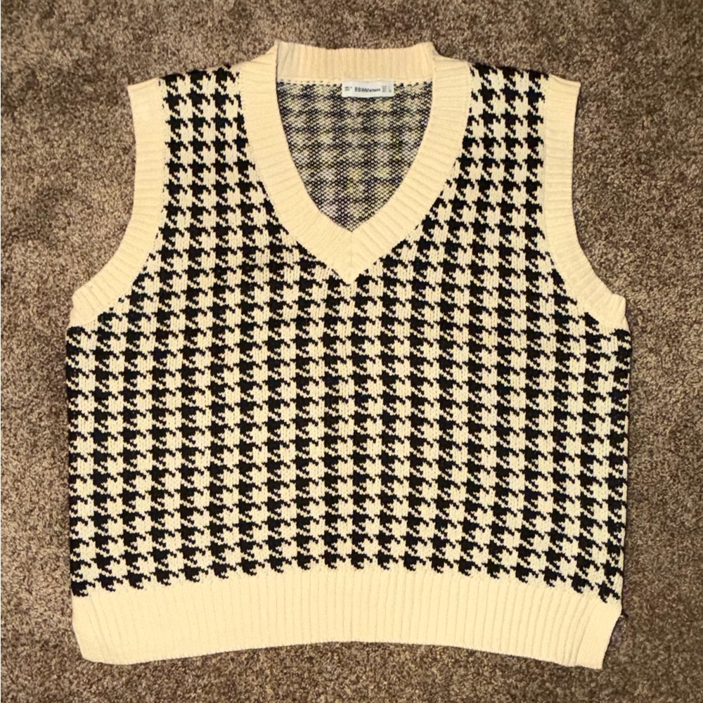 Houndstooth Knit V-Neck Sweater Vest in
Beige & Black - EUC - Size L
